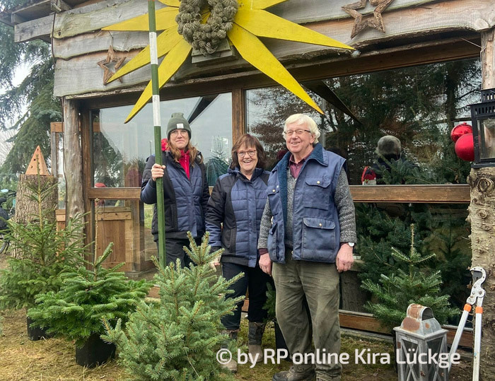 Weihnachtsbaumverkauf in Wegberg Merbeck - Die rüstigen Weihnachtsbaumverkäufer von Kira Lückge
