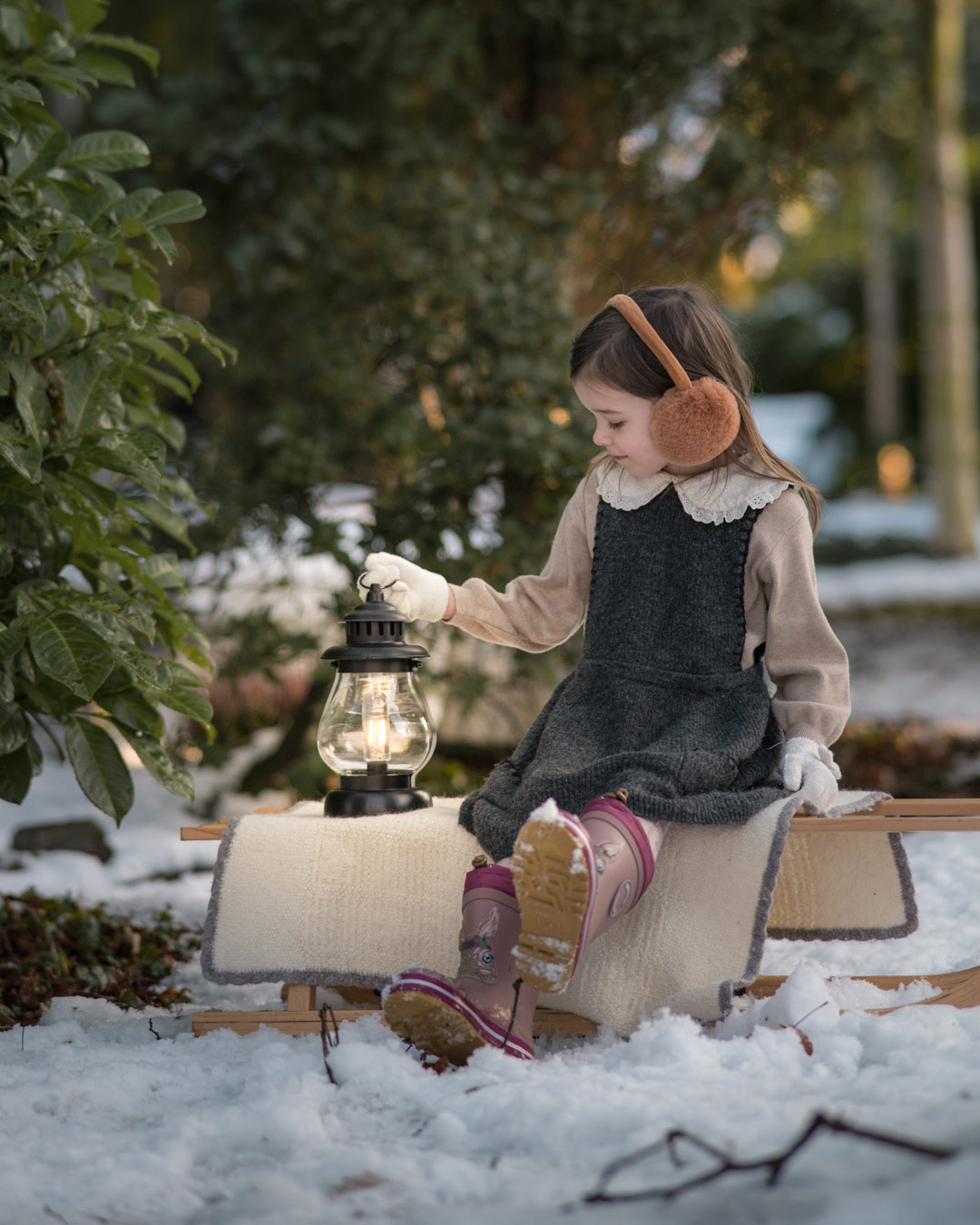 Kind auf Schlitten -Weihnachtliches Mini Weihnachtsshooting auf dem Weihnachtsbaumfeld von Peter Paulsen